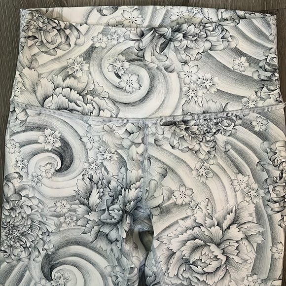 Lululemon Wunder Under High Rise Crop in Twine White Multi - Picture 6 of 10